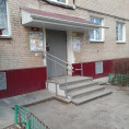 На МКД № 191 по ул.8 Марта в этом году отремонтировали входные зоны, козырьки и крылечки, заменили двери.
